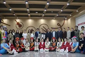 成都大学“铸牢中华民族共同体意识艺术教育实践基地”挂牌图片