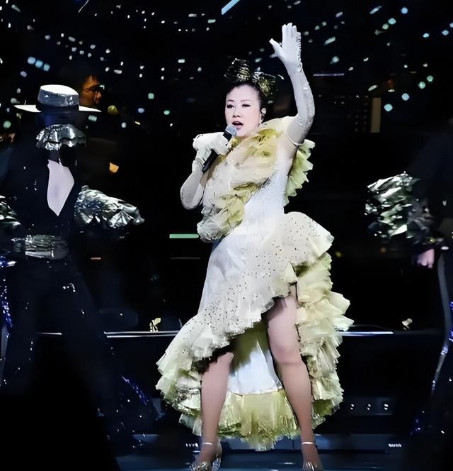 78岁连路都走不稳还开演唱会，全网骂声一片，她却扬言回馈粉丝