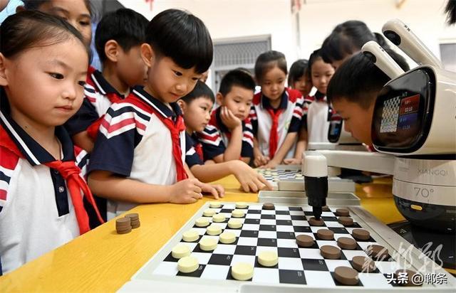 对弈AI棋类机器人 校园里“棋”乐无穷