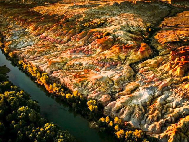 五彩山河 新疆布尔津