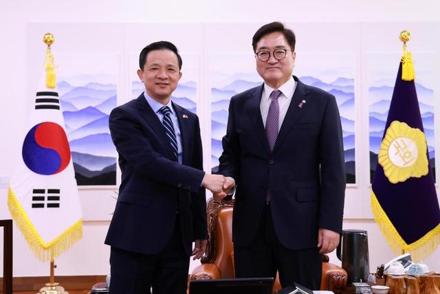 李在明没让中方失望，赶在飞机降落美国前，对特朗普泼了一盆冷水