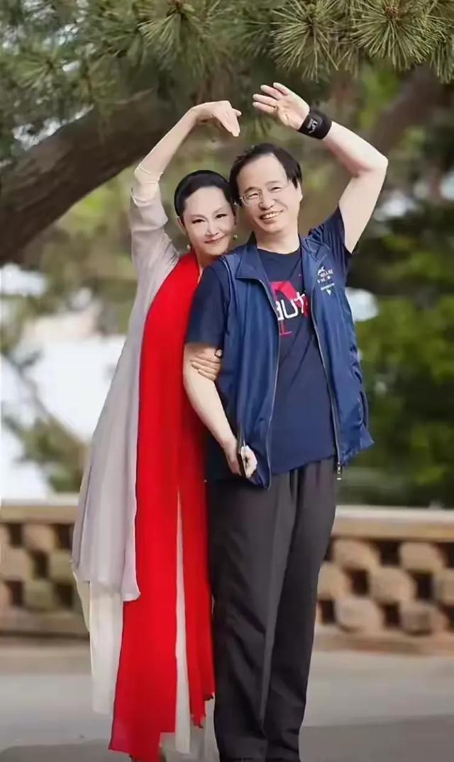 59岁于文华罕晒北京别墅，上下两层装修雅致，二婚老公年轻帅气