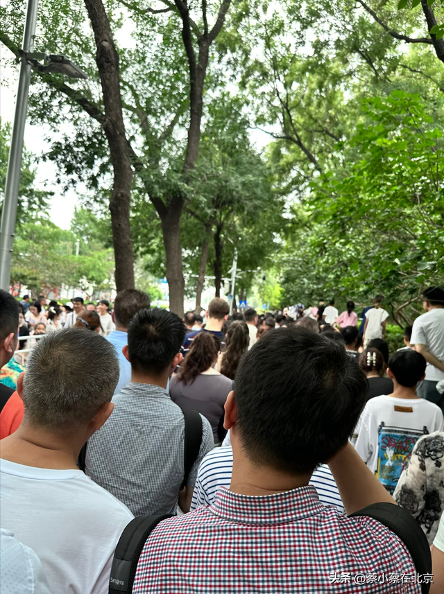 今天上午，天安门毛主席纪念堂前发生的真实场景画面，大家看看吧