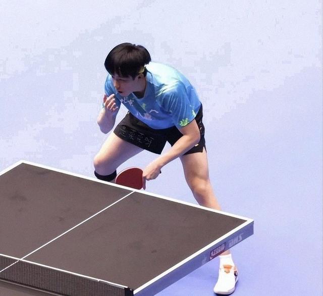 20日夜间全运会男团决赛 王楚钦败阵后额碰球台，樊振东强势逆转！