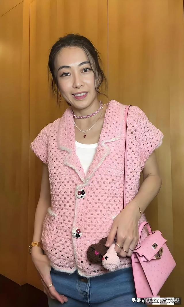 甘比又穿着自己编的衣服出来啦！编织手艺虽好，但没人告诉她土吗
