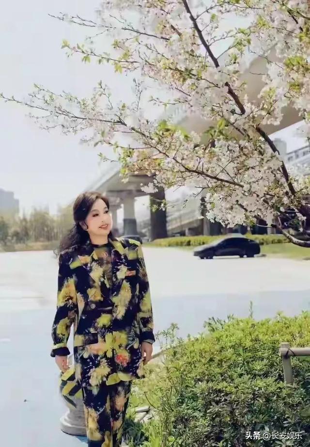 刘晓庆换新发型美到认不出，配上花西装，74岁嫩得像34岁