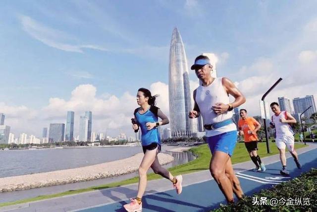 "爱你老己"刷屏背后：这届年轻人不躺平，只是换了种姿势温柔自救