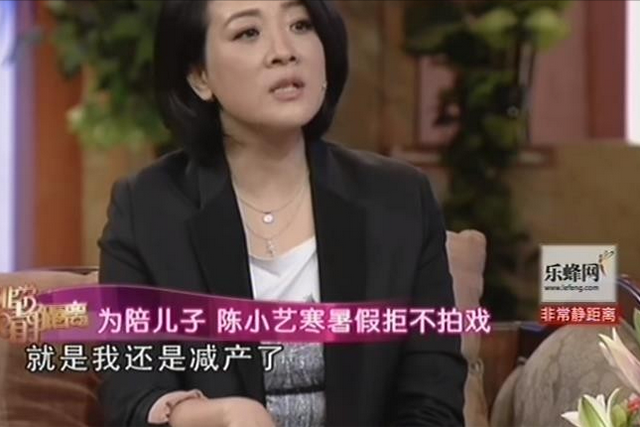 她是国家一级演员，多次给坐轮椅丈夫戴绿帽，如今儿子也是演员