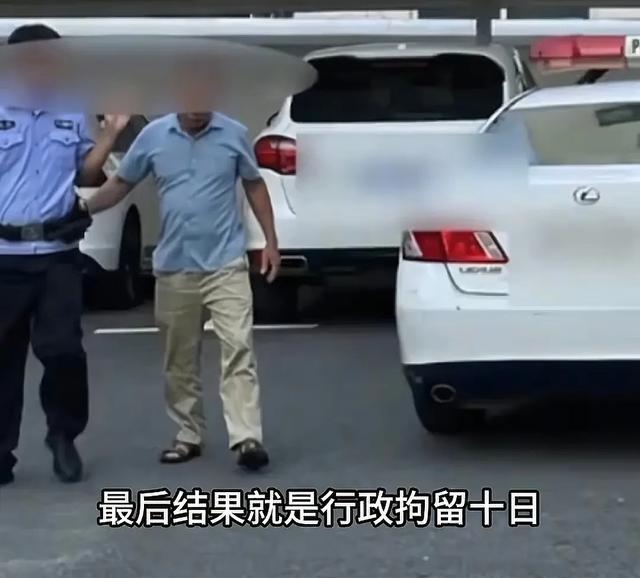 女游客在餐厅被大爷摸屁股！嚣张拒不承认，警察看了监控直接带走