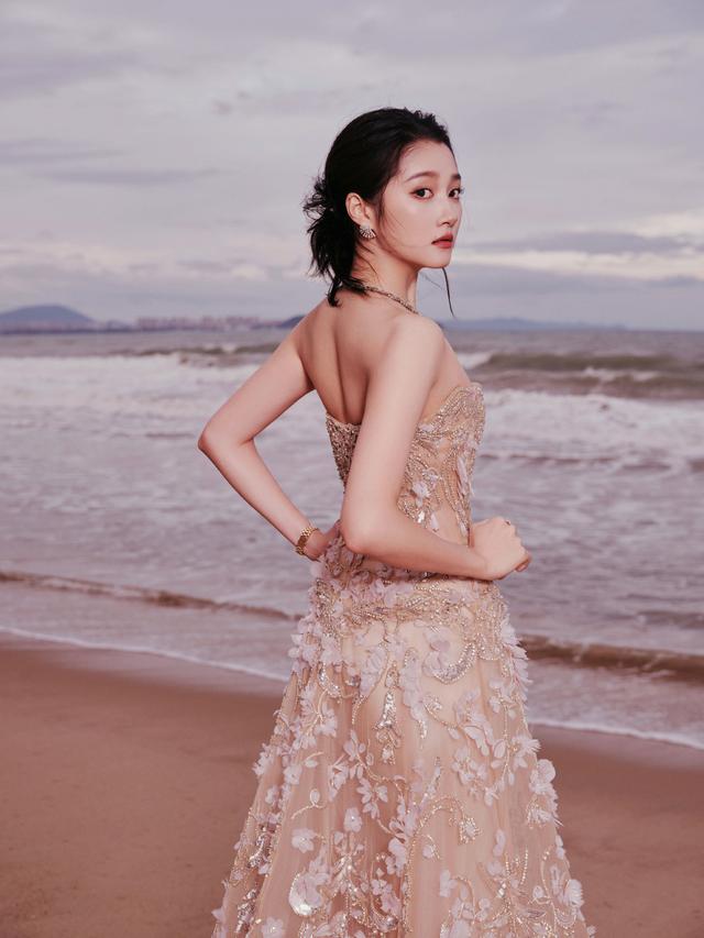 关晓彤，丰满性感的身材，顶不住呀