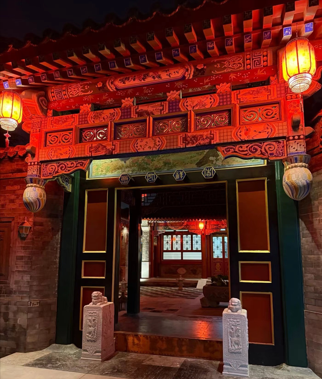 王诗龄晒自家北京小院，大半夜穿旗袍拍照，面无表情上演中式恐怖