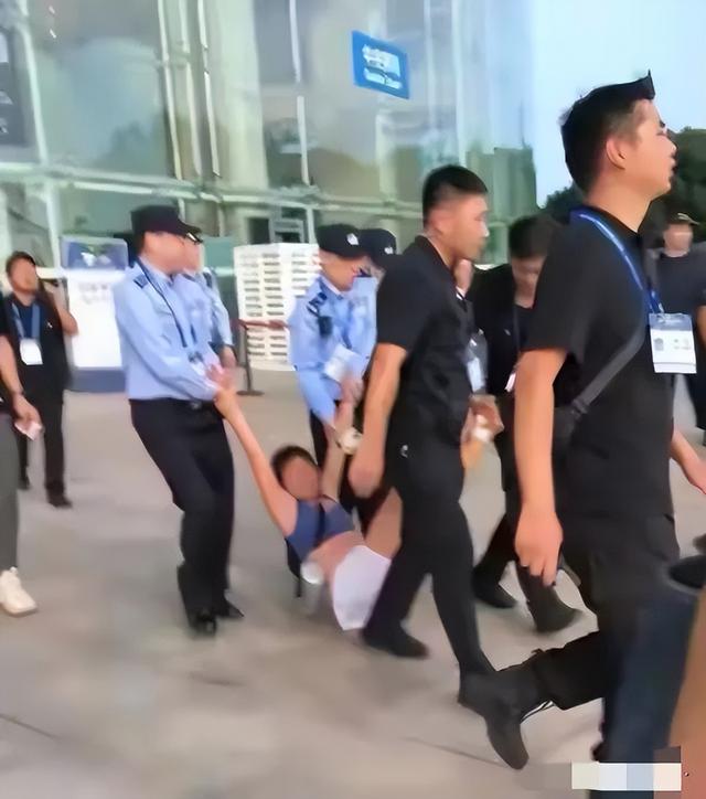 越扒越黑！上海“闹事姐”生活奢靡，前男友也不一般，邻居曝更多
