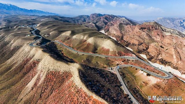 呼图壁县秋染丹霞路 美景入画来