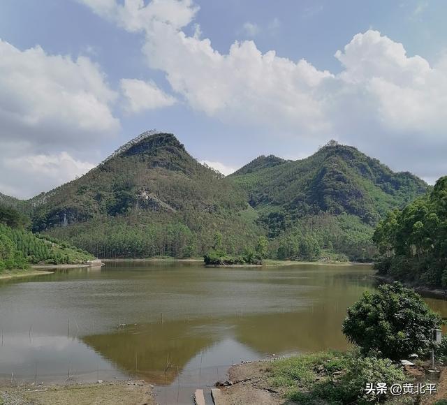 广西百色平果市与隆安县交界有座水库，中央有座孤岛很有意思