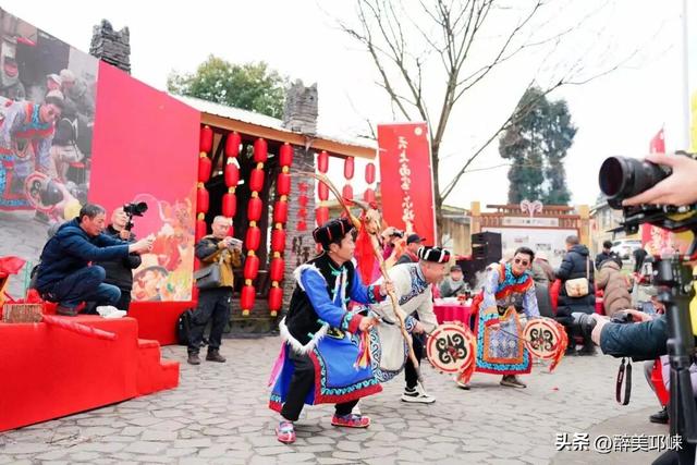 南宝山藏不住了！南宝山村糖会撞档羌历年，咖啡配羌舞，机器人都来跳沙朗
