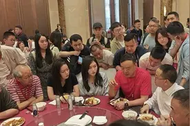 贵州茅台2024年度股东大会前夜，茅台国际大酒店举行自助晚宴！飞天茅台酒改为蓝莓复合果汁售价为210元/10瓶图片