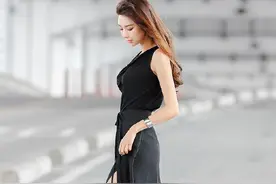妹子是故意把裙子撩起来让大家欣赏腿么，好白好长啊，哈哈脸红了图片