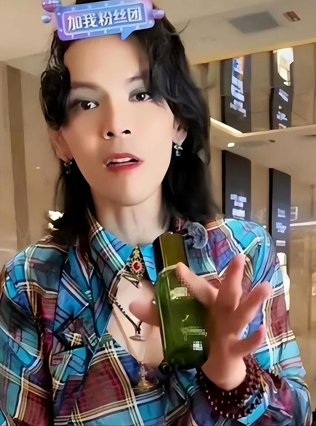 向府治丧现场大批警员戒备！向太向佐露面	，遗嘱分配曝光出乎意料