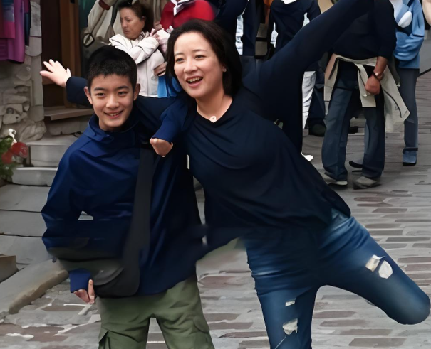 她是国家一级女演员，多次给丈夫戴绿帽，重病丈夫坐轮椅也不离婚