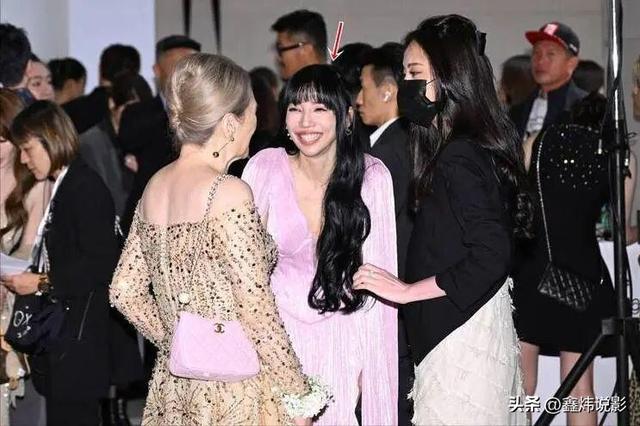 438人见证的梦幻婚礼，3万白玫瑰不敌李靓蕾深V战袍