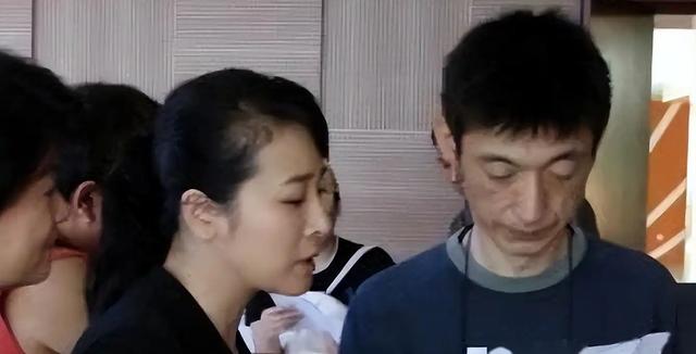 她是国家一级女演员，多次给丈夫戴绿帽，重病丈夫坐轮椅也不离婚