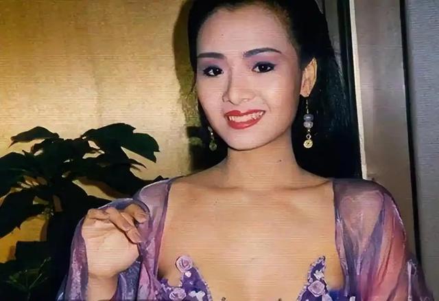 她被称为“香港第一波霸”，与男友同居26年，没想到如今竟成这样