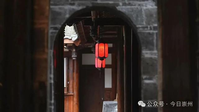 来正东街，尝枇杷茶煮的五花肉......