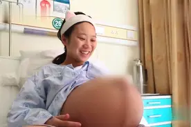 90后美女意外怀上罕见三胞胎，肚子被撑得像气球一样！结局感动图片