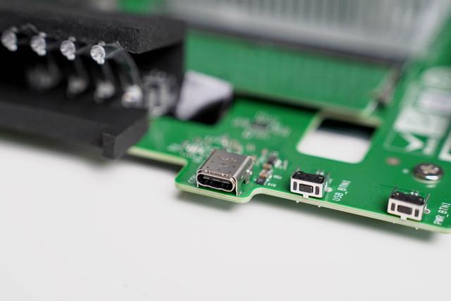 新品首发拆解丨不再躺平的高颜值NAS威联通Qu805