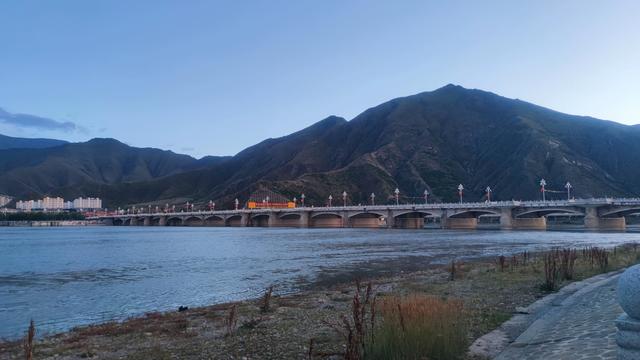 爬拉萨南山公园