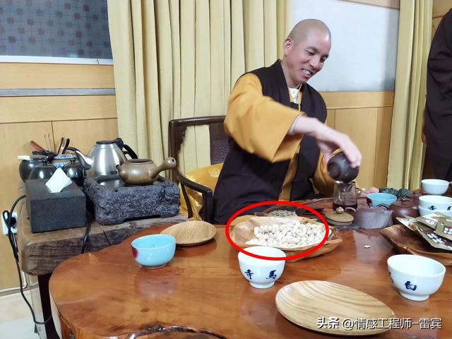 上任才1天，印乐法师和美女大量合影被扒，与释永信区别太明显！