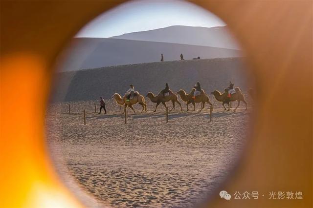 甘肃敦煌:深秋时节大漠秋景醉游人