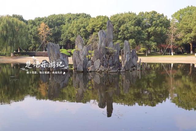 浙江宁波这处风景果然没让人失望，园林风情意境清幽，红枫更优美