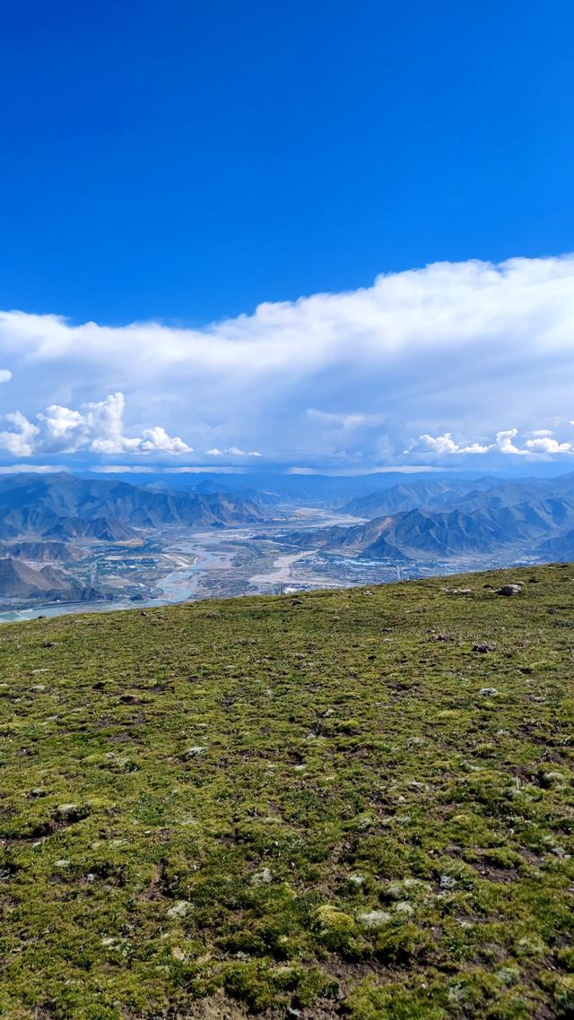 爬拉萨哲蚌寺后山，从海拔3600米到山顶5300米，上下20公里