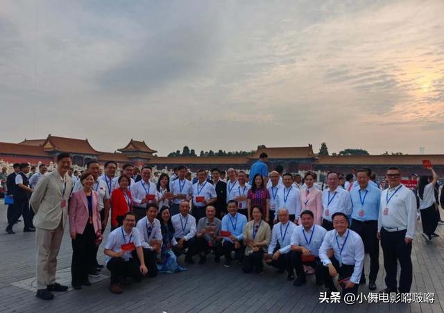 九三阅兵现场：雷军3点去排队，霍启刚姚明同框，体育天团好兴奋