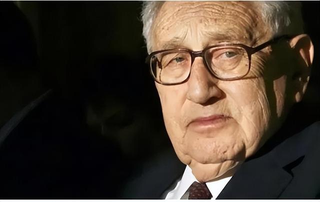 中美一旦开战	，美军将全面轰炸中国？基辛格曾称：中美正走向悬崖