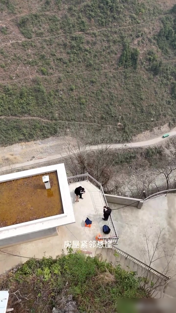 重庆大山一座“悬景房”，与河谷落差300余米，让你住，你愿意吗