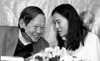 没想到，杨振宁去世后	，49岁妻子翁帆，竟因一个动作实现口碑暴涨