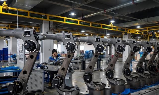 港媒：美国开始急了？多家科技巨头联手呼吁，直指中国机器人产业