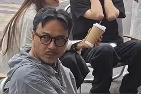 51岁汪涵在长沙街头喝咖啡，穿人字拖爱嚼槟榔，身上老人味明显图片