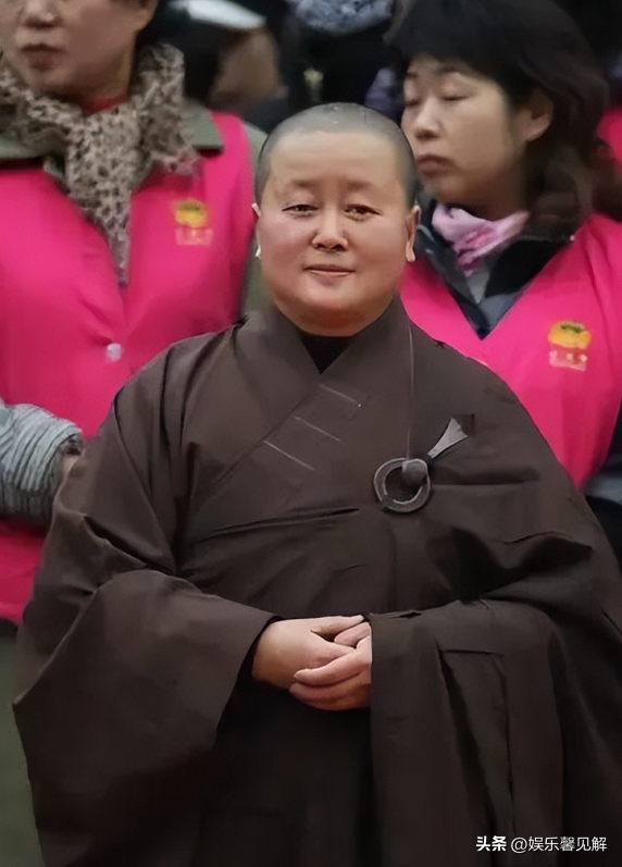 揭秘尼姑庵真相：表面佛门实则妓院，穿黑丝戴假发，香客人来人往