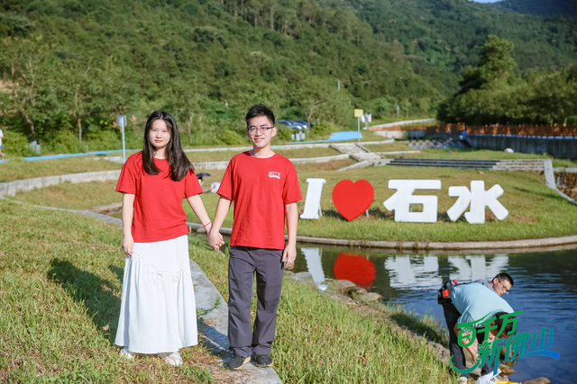 藏不住了！这届新人会玩，把采风变成了糖度超标的Citywalk