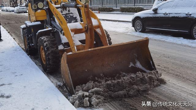 2025年北京冬天第一场雪后随手拍的小情小景，打动您了吗
