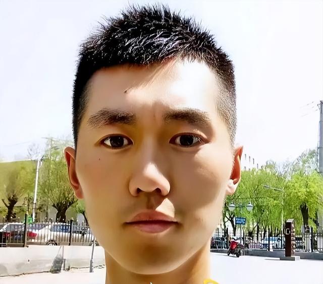 阅兵结束10天，“最帅升旗手”张自轩被骂10天！如今他后悔了吗?