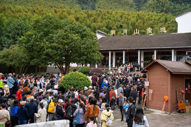 明月山进入秋冬旅游旺季，3000人旅行团畅游山水美景！