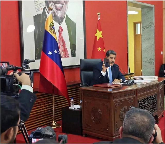 “世界强盗”名不虚传，美国空降委内瑞拉油轮，抢走200万桶石油