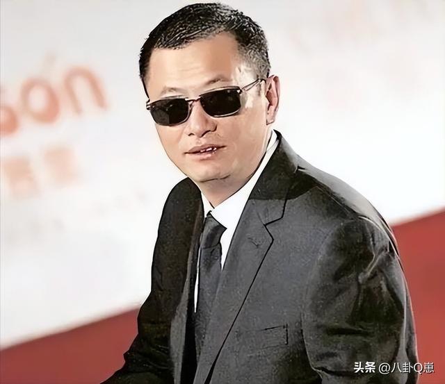 陪玩陪睡根本不够！认干爹、舔手指，背地里的阴暗让人想象不到