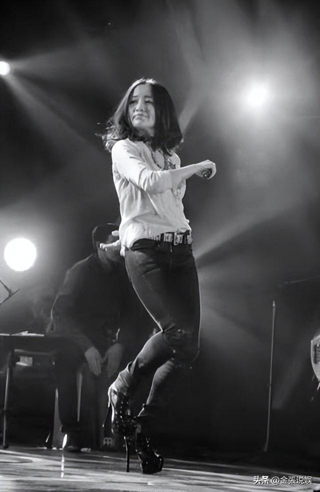 连上5次春晚，却和恩师同居怀孕被骗流产，如今56岁的她依然单身