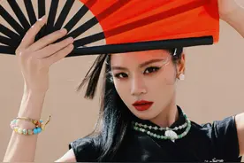 女歌手自曝：曾为红白喜事表演，一场20元，爬山2小时到村民家演出图片