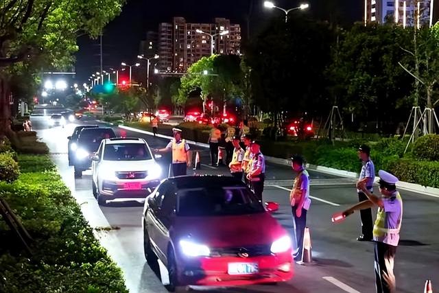 交警提醒：无证酒驾。隔夜酒驾，全部取缔！喝酒不开车